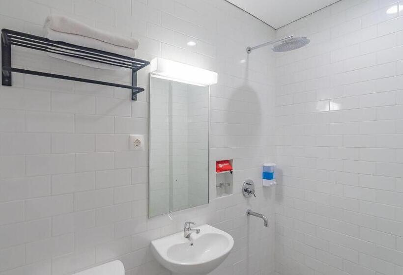 Reddoorz Premium @ Hotel Hebat