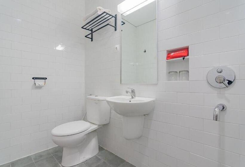 Reddoorz Premium @ Hotel Hebat