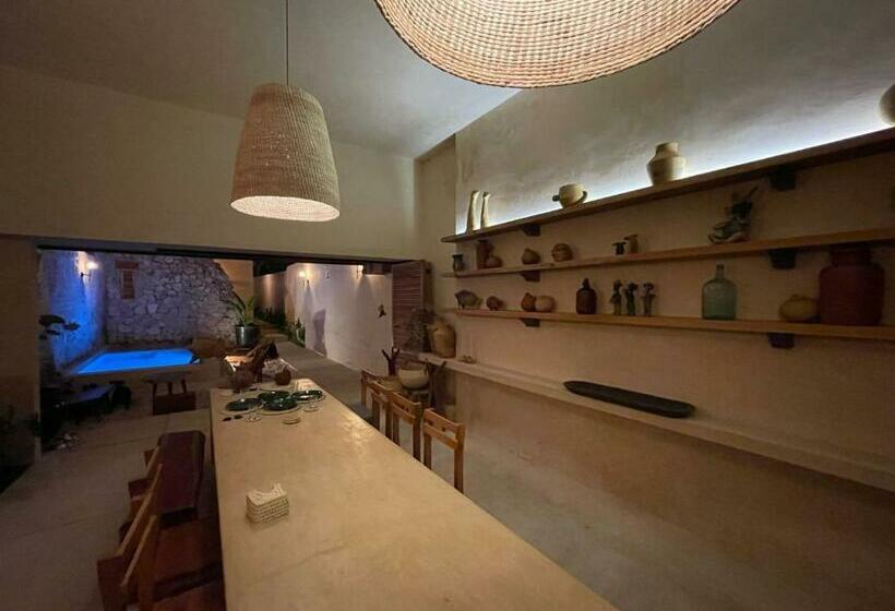 تختخواب و صبحانه Bajo Las Hojas