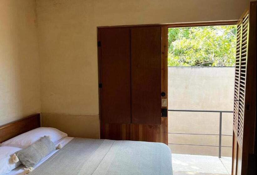 تختخواب و صبحانه Bajo Las Hojas