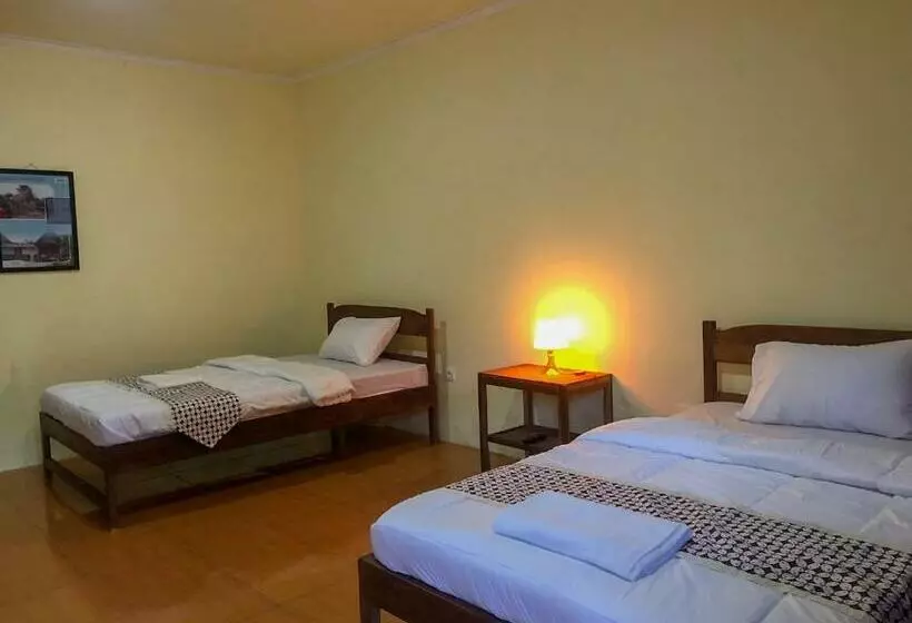 Hotelli Roemah Beong Syariah At Desa Wisata Kembanglimus Mitra Reddoorz
