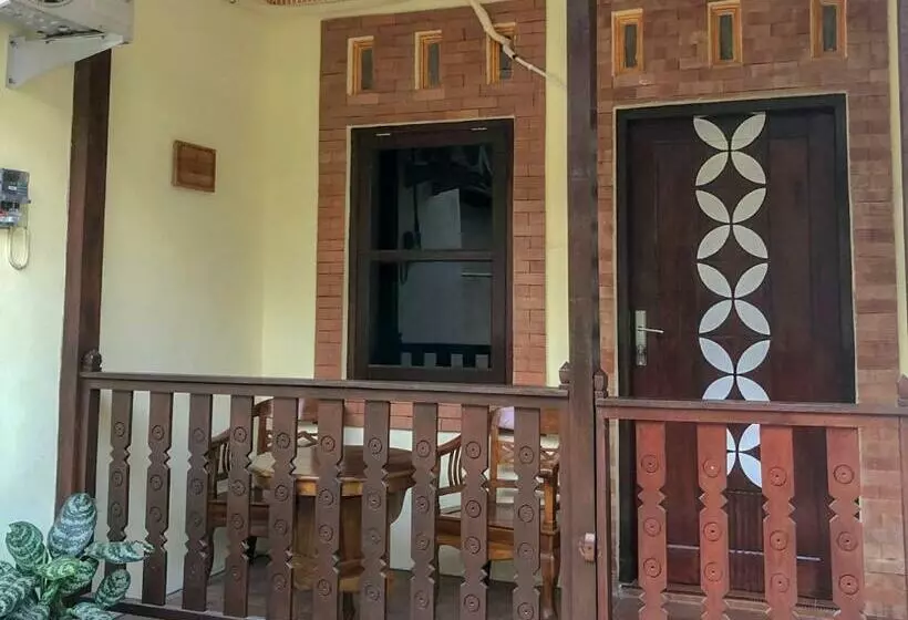 Hotelli Roemah Beong Syariah At Desa Wisata Kembanglimus Mitra Reddoorz