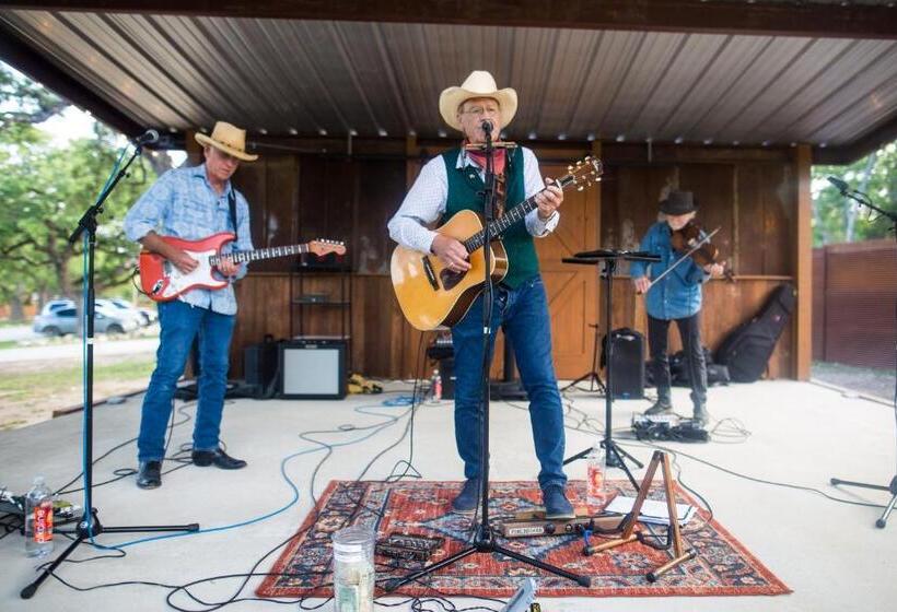 منتجع The Springs Retreat