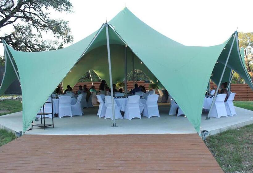 منتجع The Springs Retreat