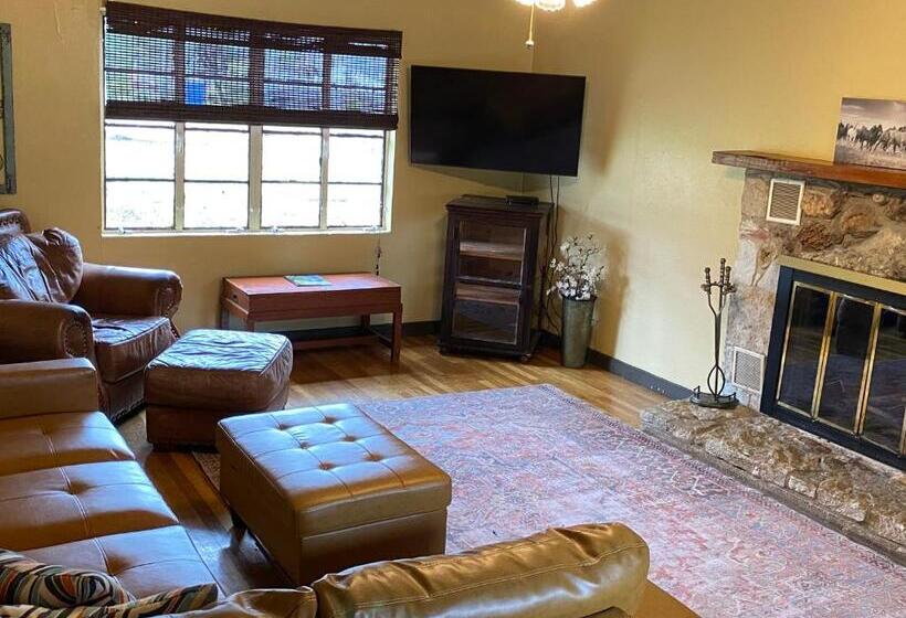 منتجع The Springs Retreat