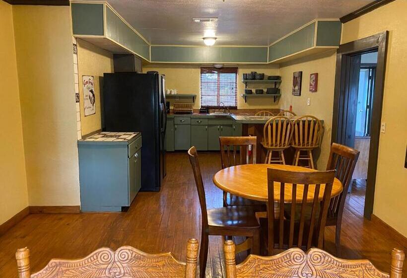 منتجع The Springs Retreat