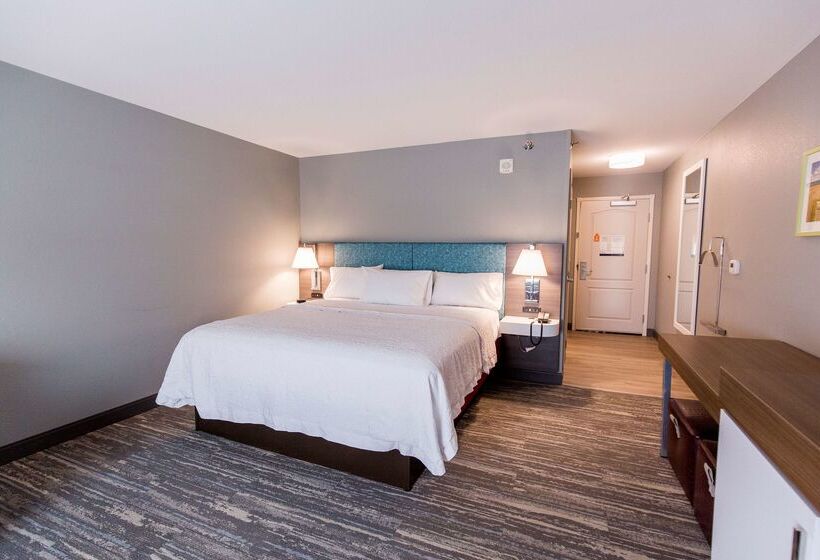 هتل Hampton Inn Bismarck