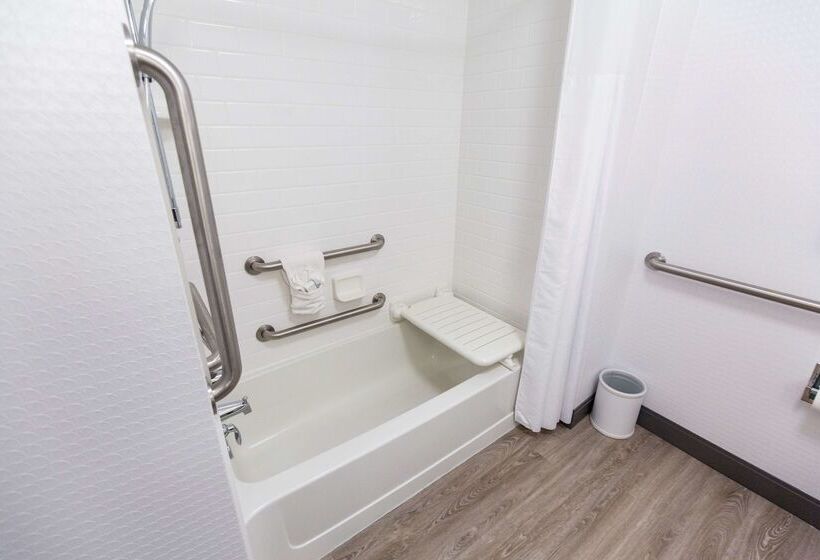 هتل Hampton Inn Bismarck