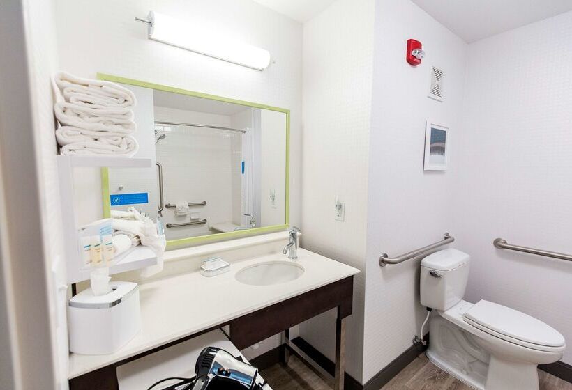 هتل Hampton Inn Bismarck