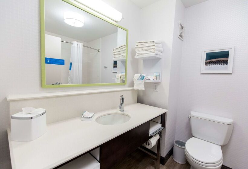 هتل Hampton Inn Bismarck