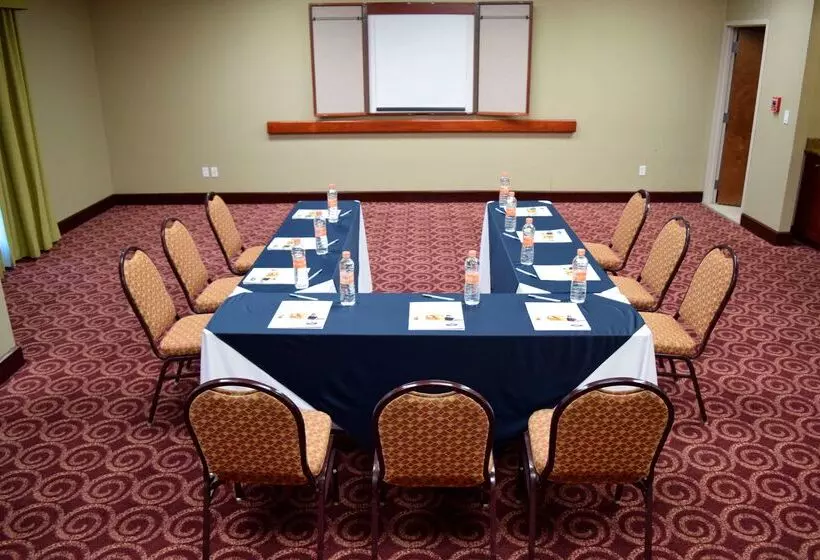 Отель Hampton Inn By Hilton Ciudad Victoria