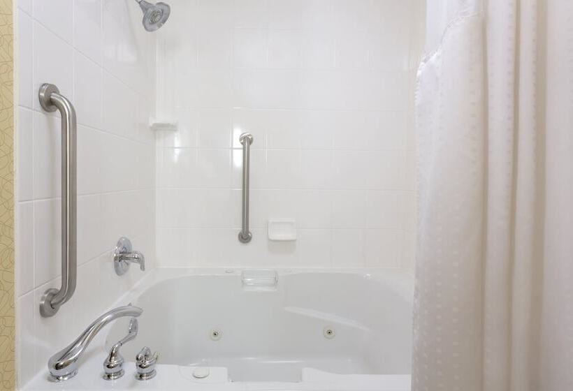 Отель Holiday Inn Express Tower Center New Brunswick, An Ihg