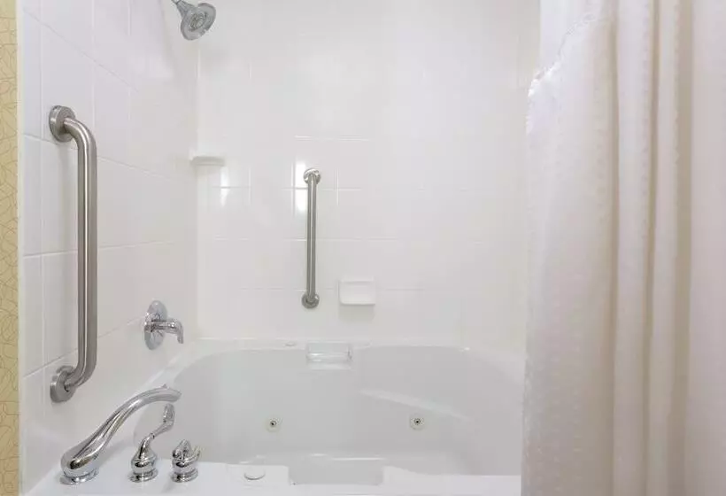 Отель Holiday Inn Express Tower Center New Brunswick, An Ihg