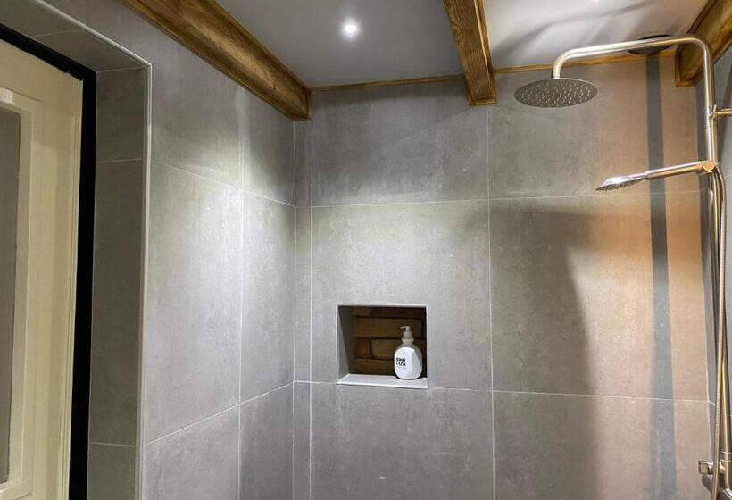 تختخواب و صبحانه Konjelazia   Tourism & Design