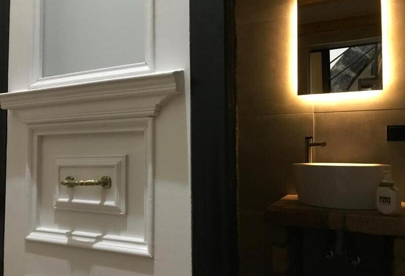 تختخواب و صبحانه Konjelazia   Tourism & Design