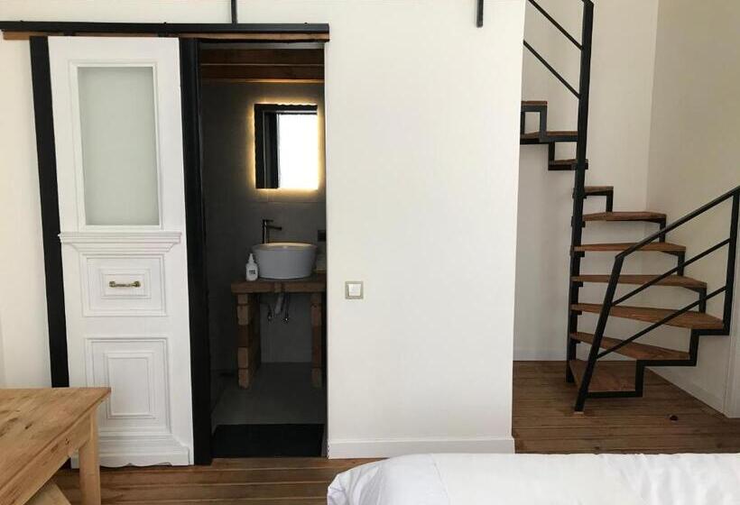 تختخواب و صبحانه Konjelazia   Tourism & Design