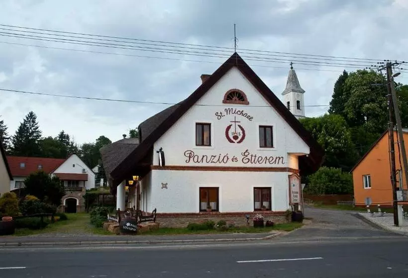 Aamiaismajoitus (B&B) St.michael Panzió Lovaspark