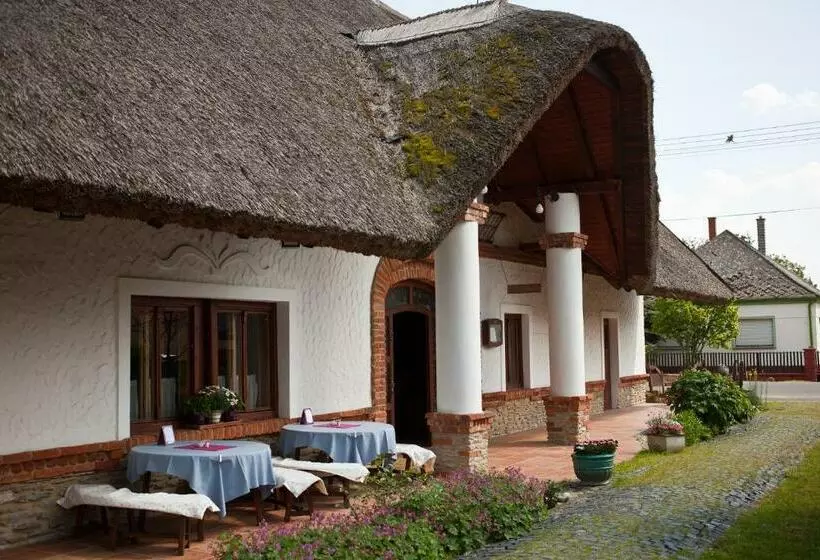 Aamiaismajoitus (B&B) St.michael Panzió Lovaspark