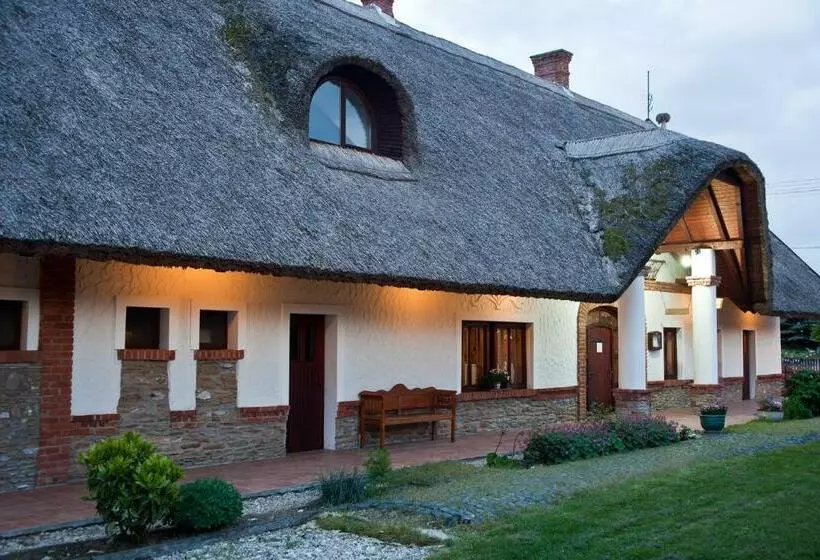 Aamiaismajoitus (B&B) St.michael Panzió Lovaspark