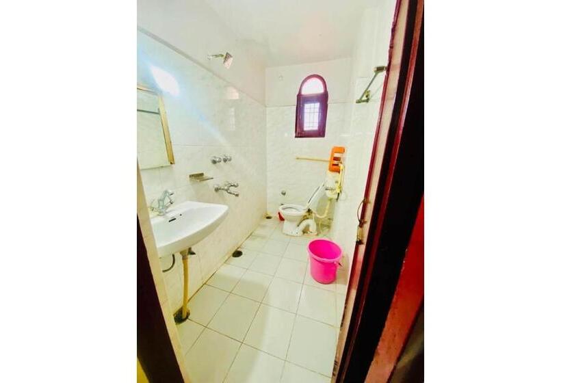 هتل J C Guest House