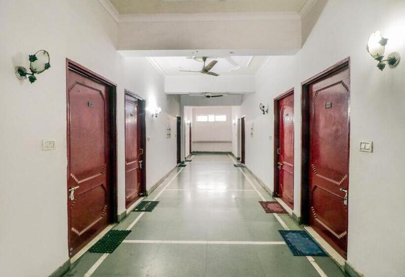 هتل J C Guest House