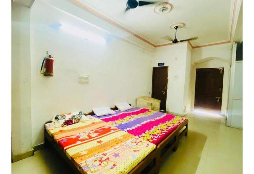 هتل J C Guest House