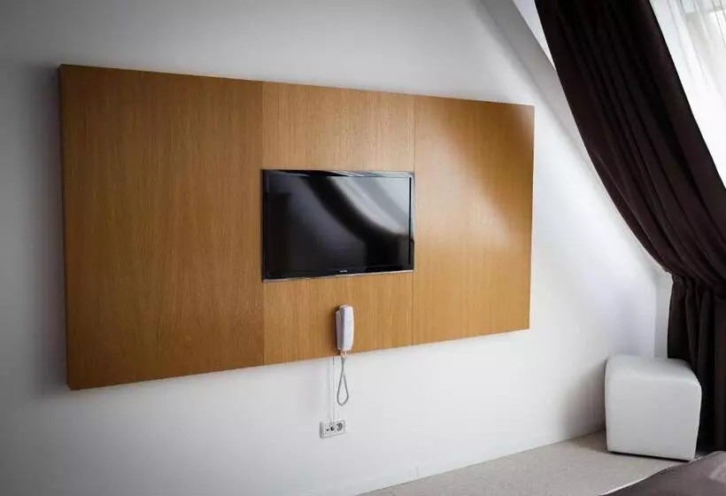 Hotelli Pensiunea Art 1000