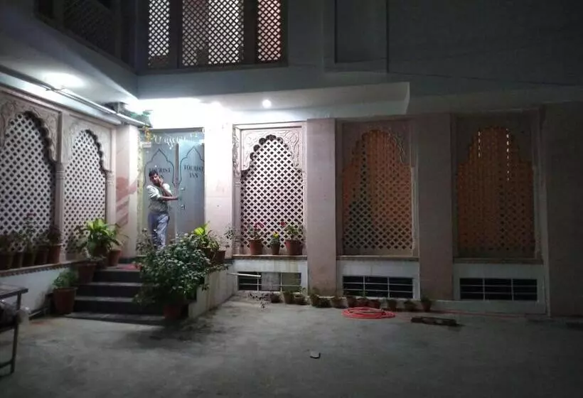 هتل Tourist Inn