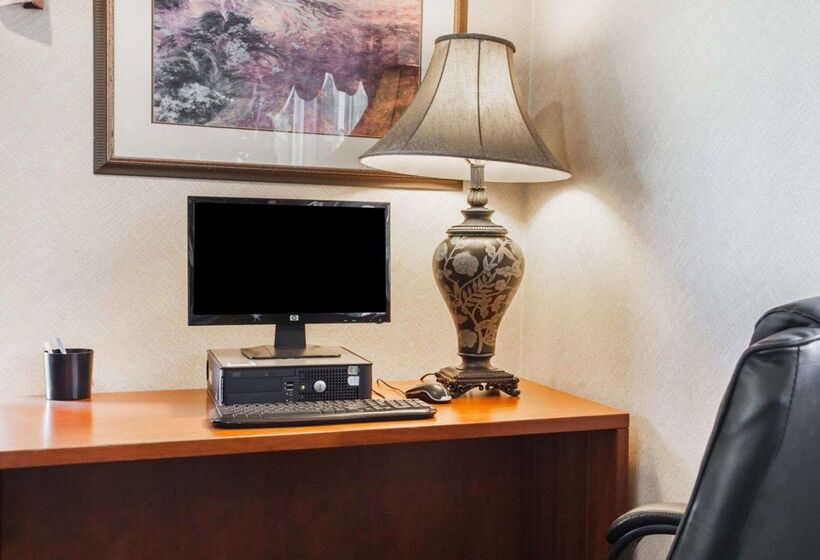 Отель Quality Inn Kirkland