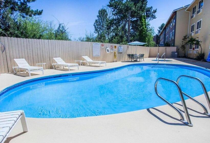 Отель Quality Inn Kirkland