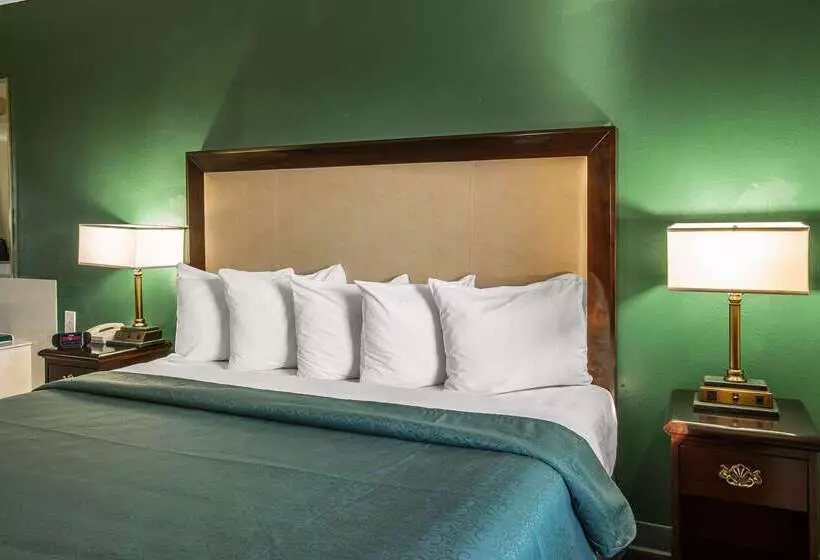 Отель Quality Inn Byron