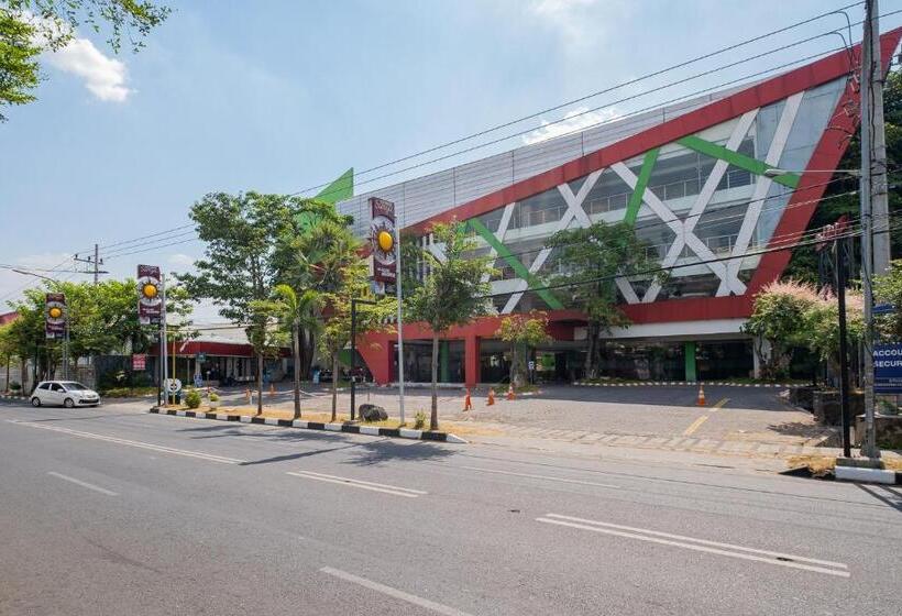 酒店 Reddoorz Premium @ Jalan Veteran Bojonegoro