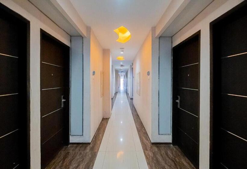 酒店 Reddoorz Premium @ Jalan Veteran Bojonegoro