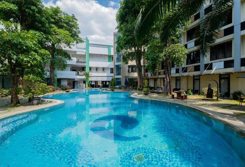 酒店 Reddoorz Premium @ Jalan Veteran Bojonegoro