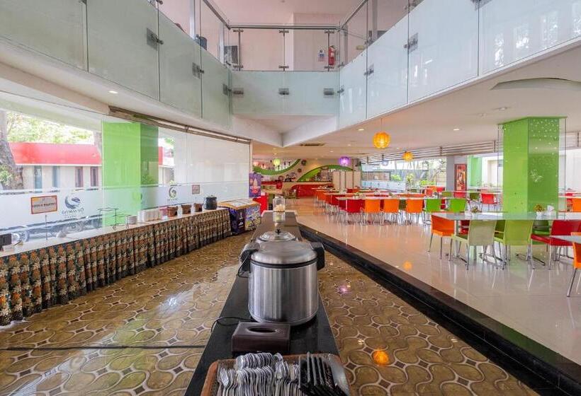 酒店 Reddoorz Premium @ Jalan Veteran Bojonegoro