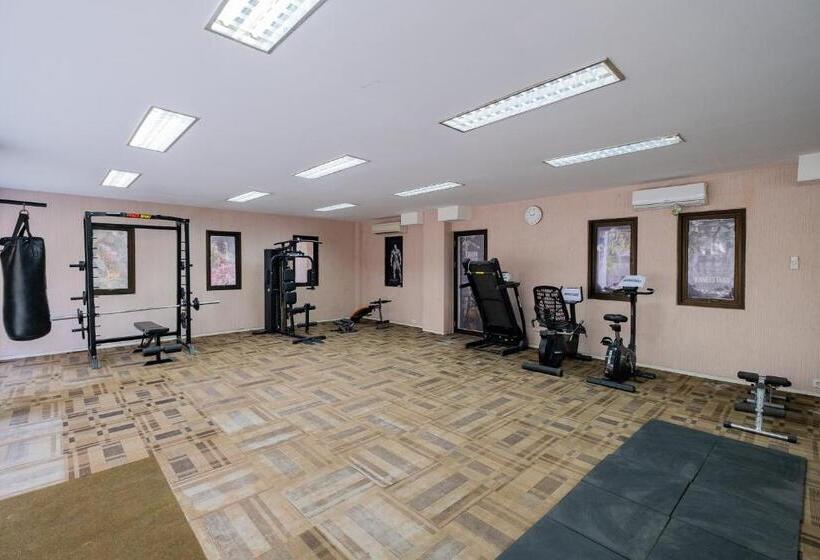 酒店 Reddoorz Premium @ Jalan Veteran Bojonegoro