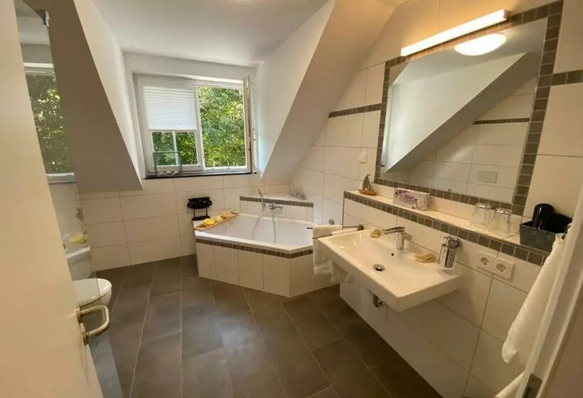 Aamiaismajoitus (B&B) Waldhotel Am Jäger