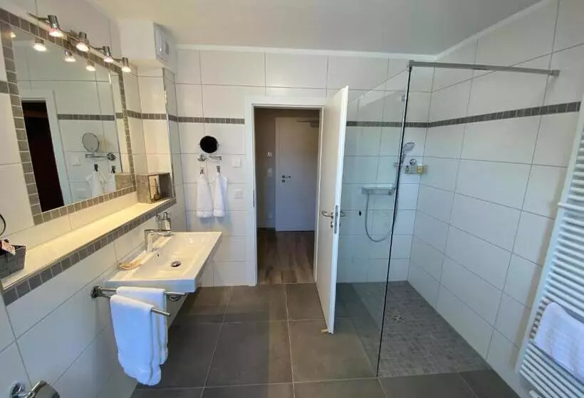 Aamiaismajoitus (B&B) Waldhotel Am Jäger