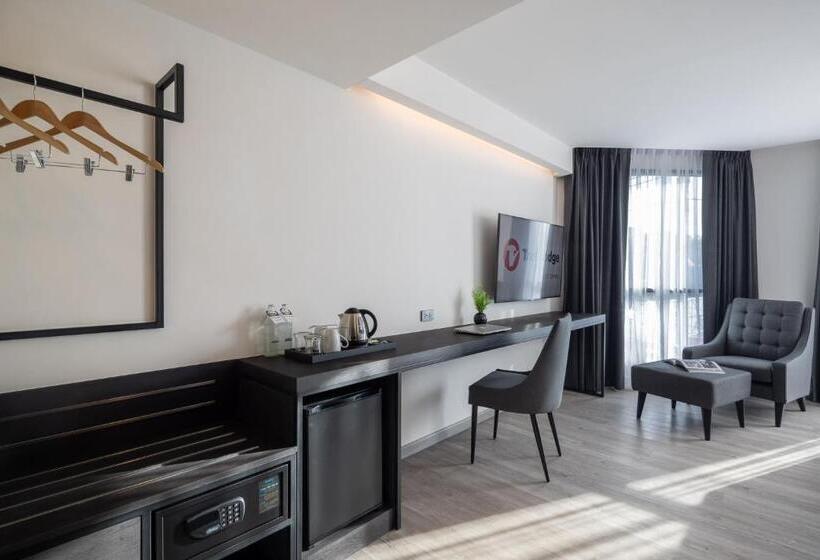 호텔 Travelodge Phuket Town