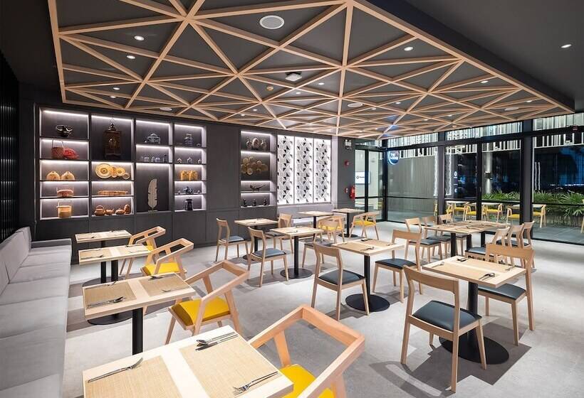 호텔 Travelodge Phuket Town