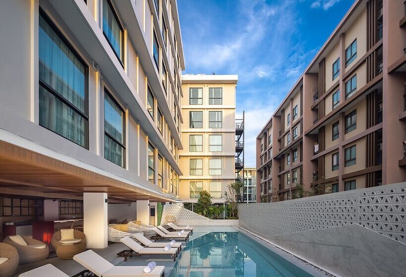 호텔 Travelodge Phuket Town