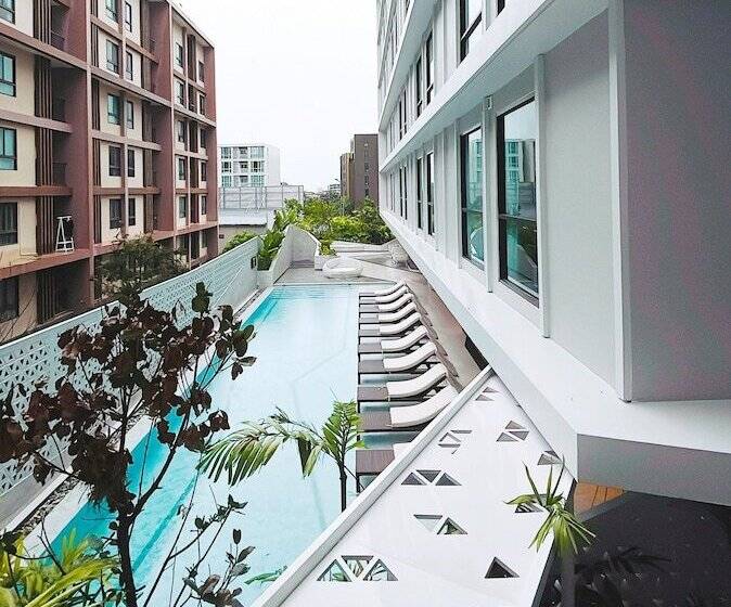 호텔 Travelodge Phuket Town