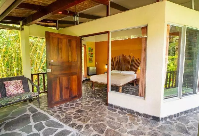 בית מלון כפרי Heliconia Island