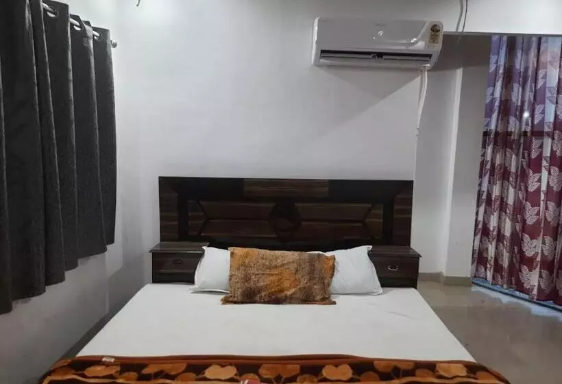 Staymaker Hotel Raj Ganga