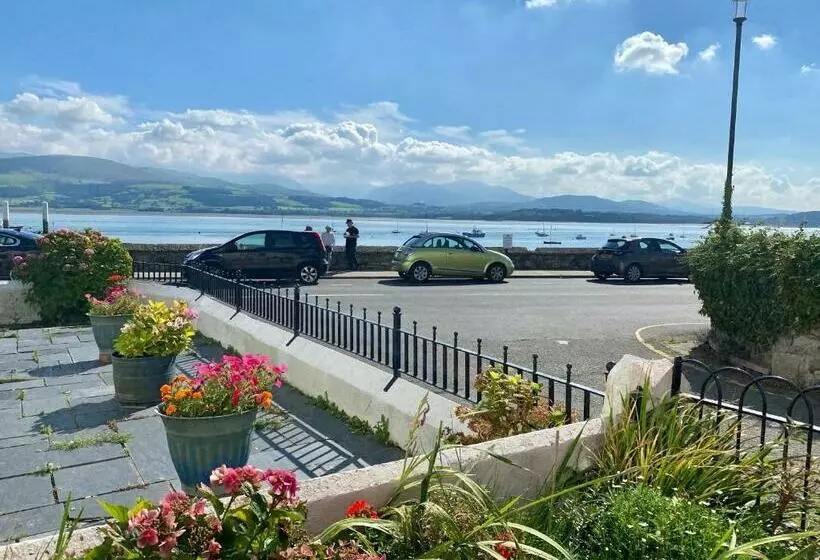 Aamiaismajoitus (B&B) Awel Y Mor