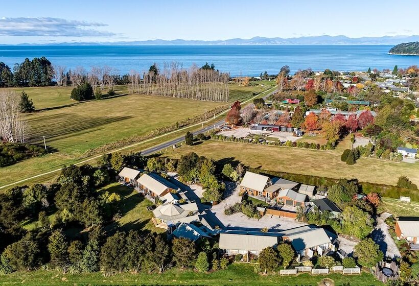Отель Abel Tasman Lodge