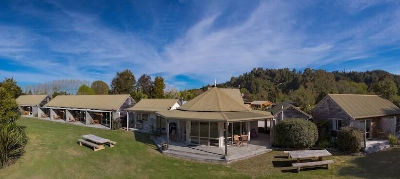 Отель Abel Tasman Lodge