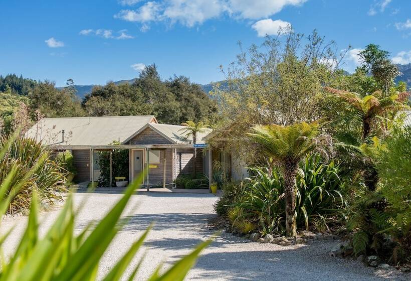 Отель Abel Tasman Lodge