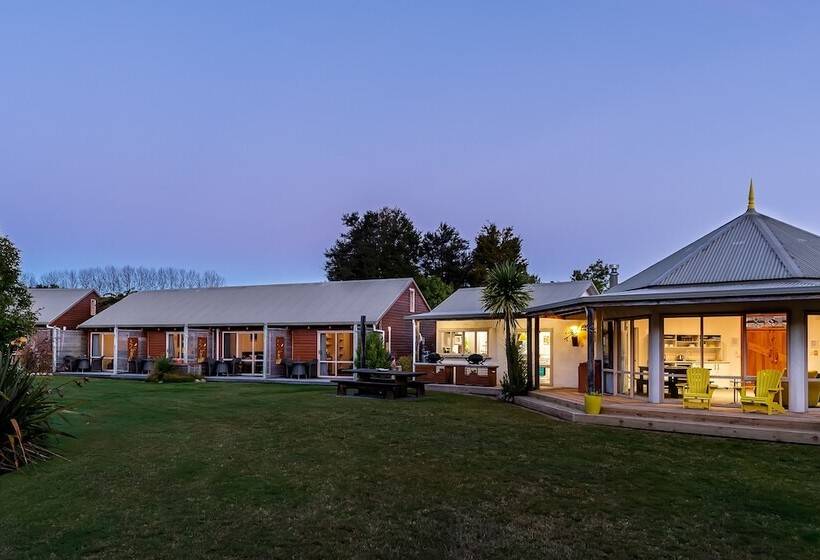 Отель Abel Tasman Lodge