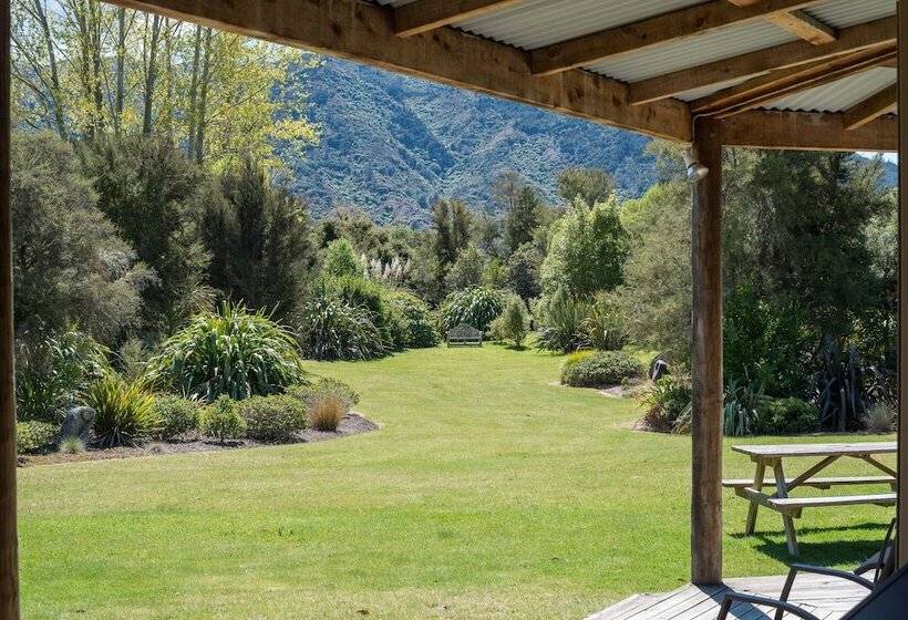 Отель Abel Tasman Lodge